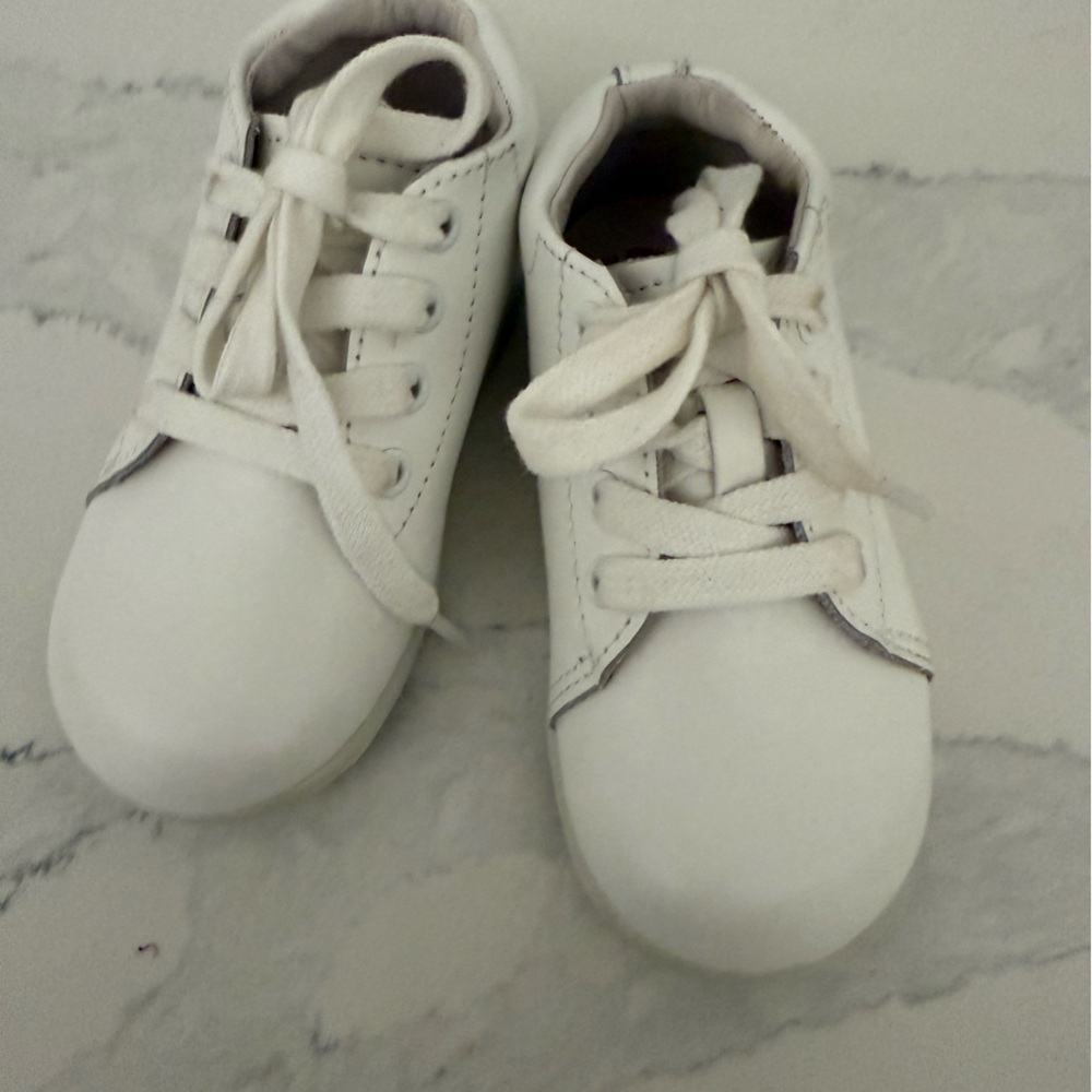 Stride Rite 6M toddler white leather lace up shoes quality pre worn